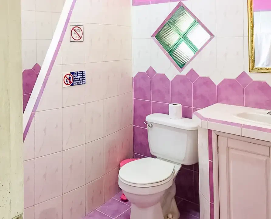 Hostal Tres Caballeros, Viñales. Guest House. Room 1, Bath.