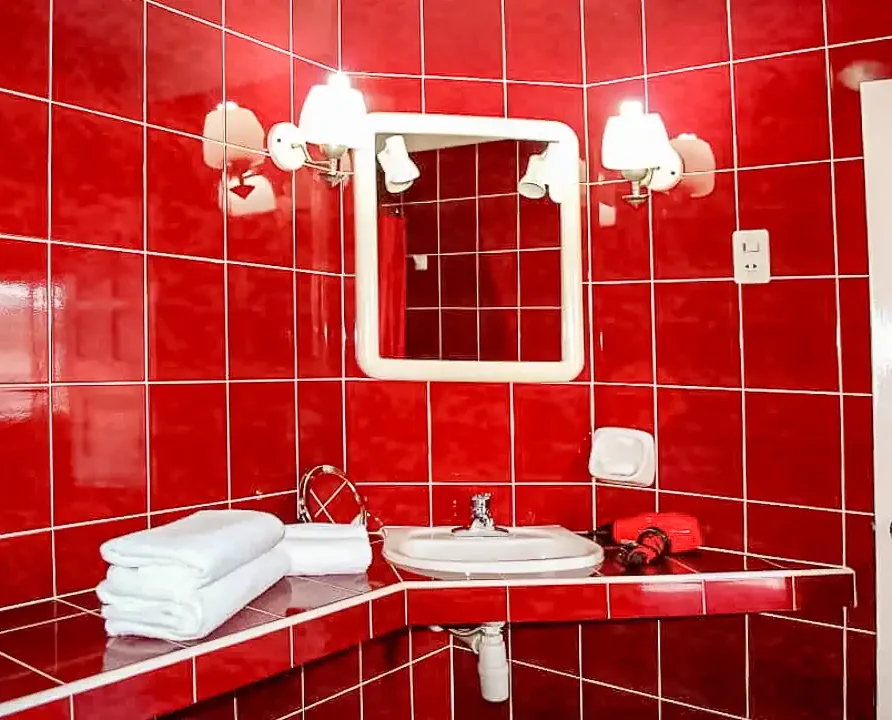 Sunny Balcony House, Viñales. Guest House. Room Red Bath