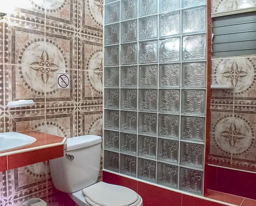 Villa El Habano, Viñales. Guest House. Room 2, Bath.