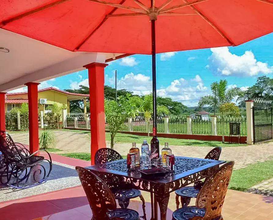 Villa El Habano, Viñales. Guest House. Porche
