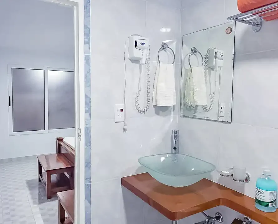 Villa El Habano, Viñales. Guest House. Room 1, Bath.