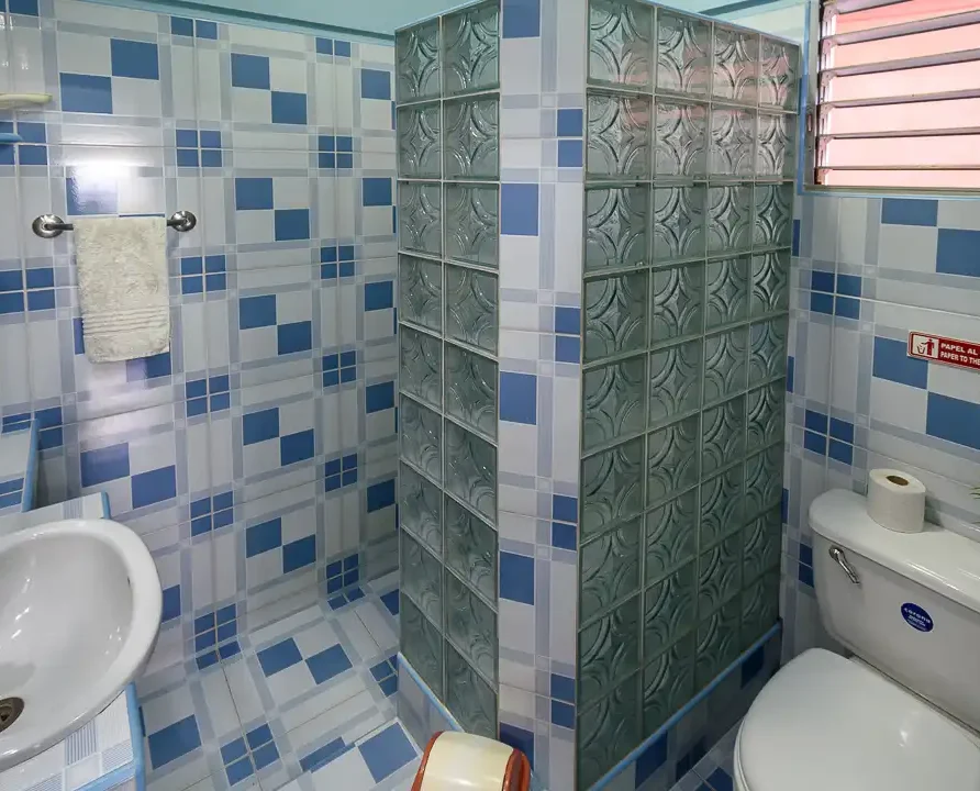 Hostal Kiki, Room1, Bathroom, Guest House, Playa Larga