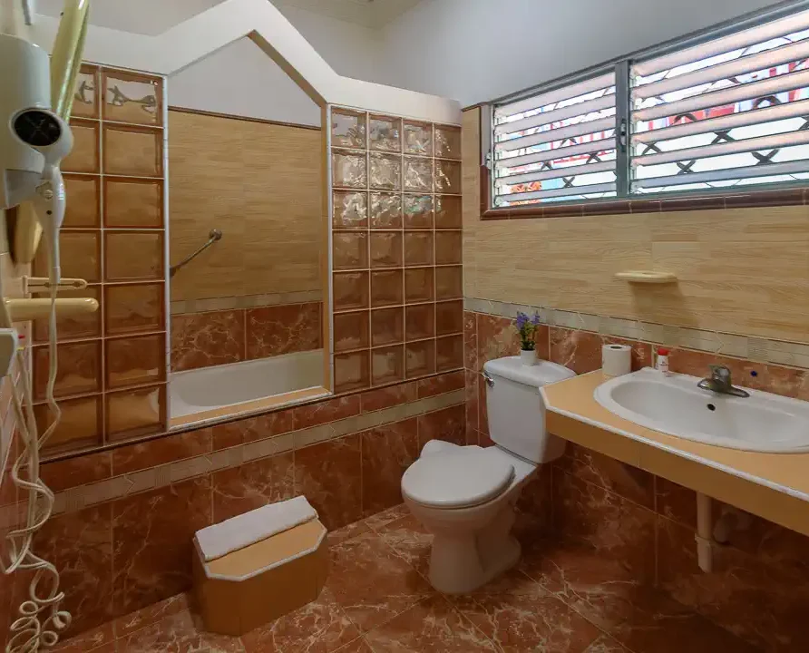 Hostal Kiki, Room 2, Bathroom, Guest House, Playa Larga