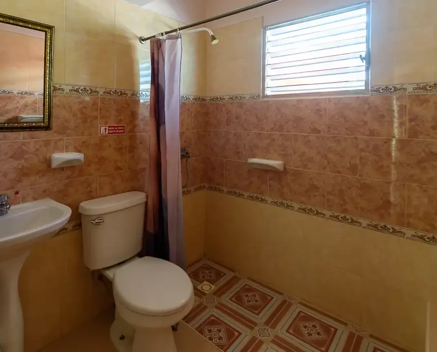 Hostal Kiki, Room 3, Bathroom, Guest House, Playa Larga